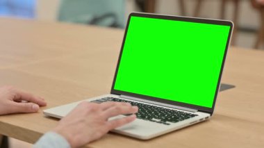 Krom Ekranlı Dizüstü bilgisayar kullanan Yaratıcı Genç Adam 