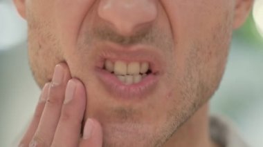 Diş Ağrısı ve Cavity ile Yaratıcı Genç Adam 'a yakın çekim 