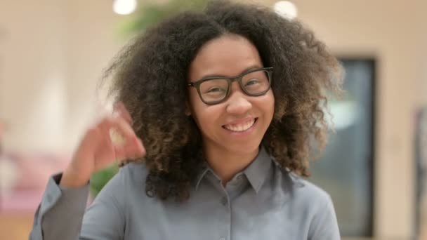 Πορτρέτο της θετικής αφρικανικής επιχειρηματία δείχνει OK Sign — Αρχείο Βίντεο