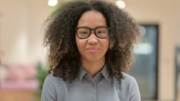 Retrato de la cabeza sacudida como Sí Señal por la joven mujer africana — Vídeo de stock