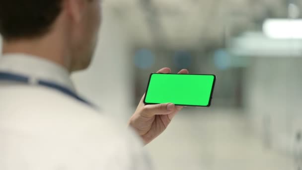 Muž Doktor Sledování Něco na Smartphone s Chroma Screen — Stock video