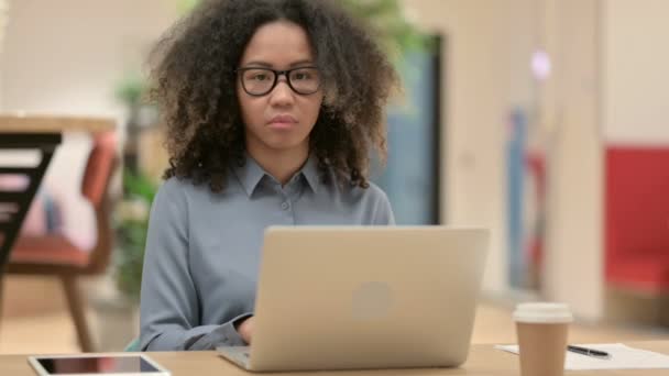 有手提电脑的年轻非洲妇女用手指签名说不 — 图库视频影像