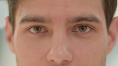 Yaratıcı Genç Adam 'ın Gözünü Kapat