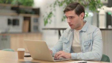 Dizüstü bilgisayarlı yaratıcı genç adam kayıp ve başarısızlığa uğruyor. 