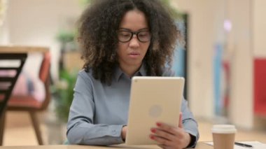 Dijital Tablet kullanan genç Afrikalı Kadın 