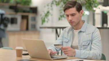 Yaratıcı Genç Adam tarafından Bilgisayarda Çevrimiçi Ödeme Başarısızlığı 