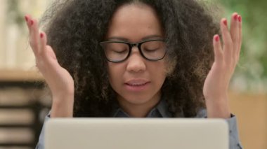 Dizüstü bilgisayarında kayıp olan Afrikalı Kadın 'a yakın çekim 