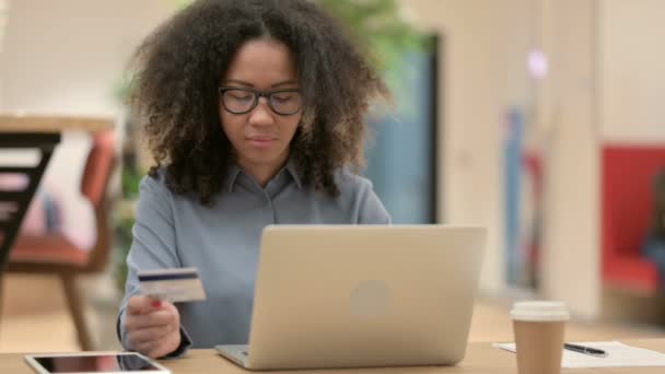 Compras exitosas en línea en el ordenador portátil por Empresaria africana — Vídeos de Stock