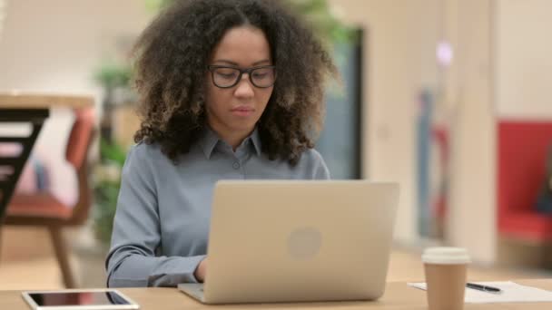 Laptop öksüren genç Afrikalı kadın. — Stok video