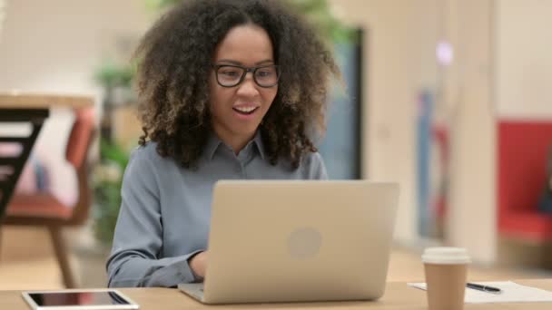 Jong Afrikaans vrouw met laptop vieren succes — Stockvideo