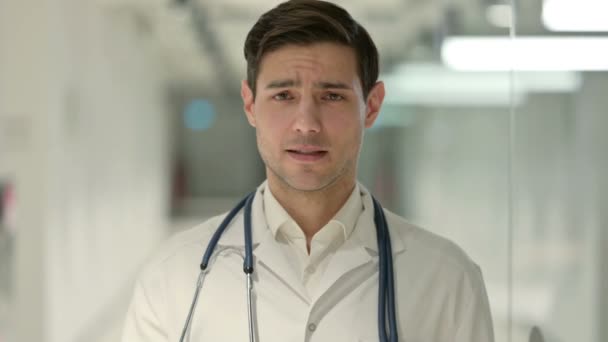 Retrato del médico masculino hablando en videollamada — Vídeos de Stock