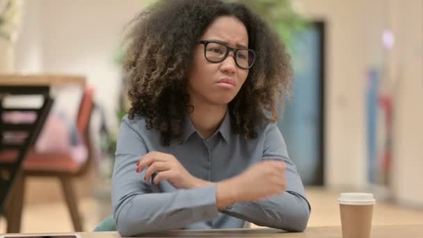 Молода африканка почувається стурбованою сидячи в офісі — стокове відео