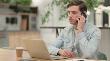 Bilgisayarlı Yaratıcı Genç Adam Akıllı Telefonla Konuşuyor 