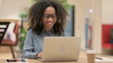 Genç Afrikalı Kadın Bilgisayarda Video Sohbeti Yapıyor 