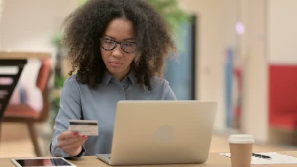 Zakupy online Brak płatności na laptopie przez African Woman — Wideo stockowe