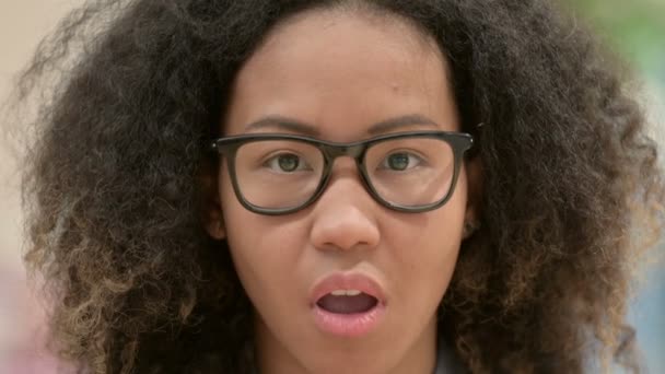 Närbild av ung afrikansk kvinna med chock uttryck — Stockvideo