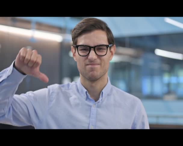 Porträtt av Tummen Down Gesture av den unge mannen — Stockvideo
