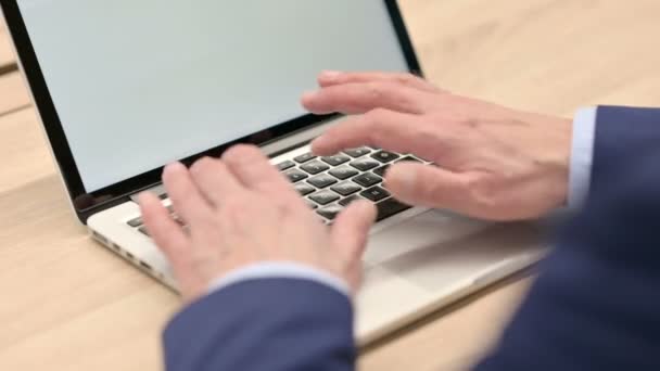 古いビジネスマンの手を閉じるノートパソコンに入力する — ストック動画