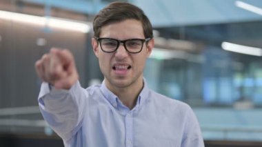 Kamerayı gösteren genç adamın portresi.