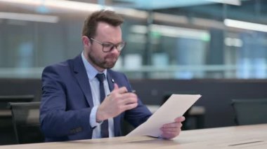 Belgeleri okurken Ortaçağ İşadamı Kaybına Tepki Veriyor