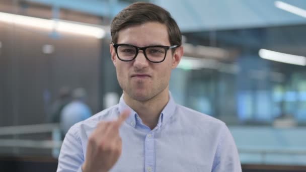 Portret van een jonge man met middelvinger teken — Stockvideo