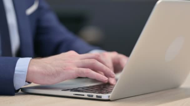 Ręce zbliżenie w górę w średnim wieku biznesmen wpisując na laptopie — Wideo stockowe