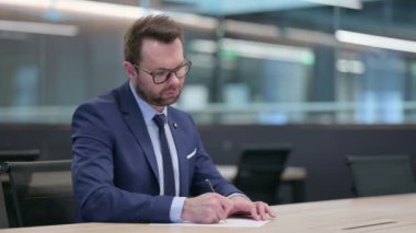 Çalışkan Orta Çağ İşadamı ve Kağıt Üzerinde Yazı 