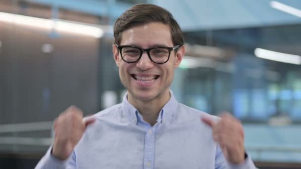 Porträtt av framgångsrik ung man firar — Stockvideo