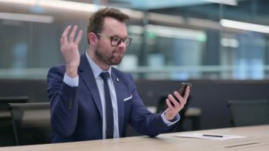 Orta Çağ İşadamı Akıllı Telefon Kayıplarına Tepki Verdi