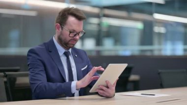 Orta Çağ İşadamı Tablette Kutlama Yapıyor 