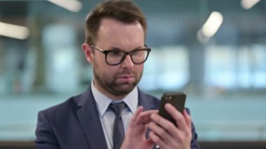 Orta Çağ İşadamı Akıllı Telefona Yazıyor 