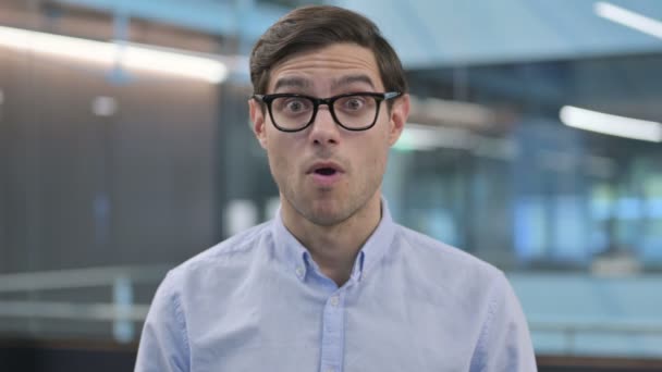 Porträtt av den unge mannen med chockuttryck — Stockvideo
