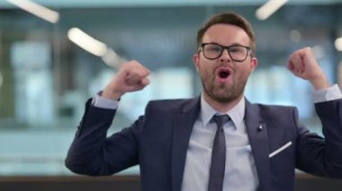 Orta Çağ İşadamı Ofiste Dans Ediyor