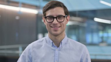 Genç Adam 'ın İşaretini Gösterirken Portresi 