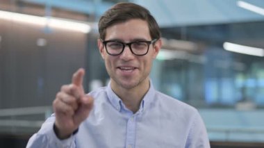 Kamerayı gösteren genç adamın portresi, Davetkar 