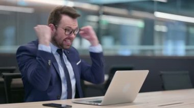 Dizüstü bilgisayarlı Orta Çağ İşadamı Başarı Kutlaması 