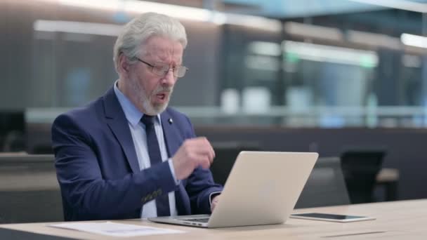 Laptop 'u olan eski iş adamı öksürüyor. — Stok video