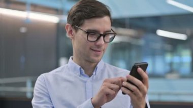 Smartphone 'da Kutlanan Genç Adam Portresi