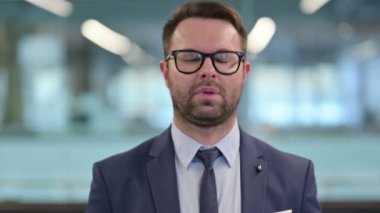 Orta yaşlı iş adamı baş ağrısı çekiyor