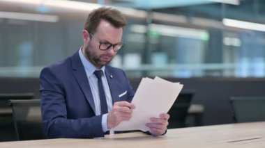 Orta Çağ İşadamı İşyerinde Belgeler Okuyor 