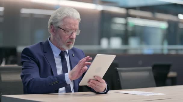 Gamle affärsman som använder Tablet at Work — Stockvideo
