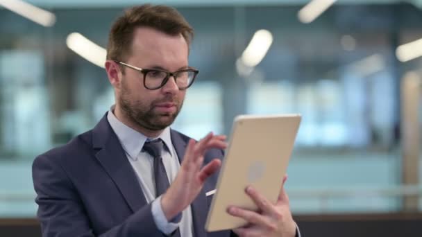 Middeleeuws zakenman reageert op verlies op tablet — Stockvideo