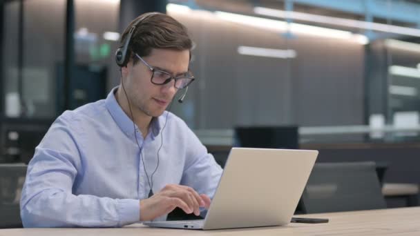 Hombre joven con auriculares mostrando pulgares hacia arriba — Vídeo de stock