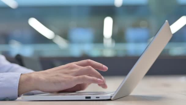 Ręce zbliżenie z młody człowiek wpisując na laptopie — Wideo stockowe