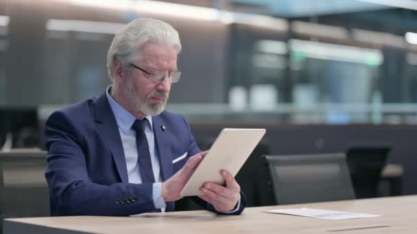 Gamle affärsman som har framgång på Tablet at Work — Stockvideo