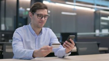 Genç Adam Smartphone 'da Başarısız Çevrimiçi Ödeme Yapıyor