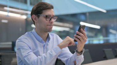 Genç Adam Akıllı Telefon 'da Başarıyı Kutluyor 