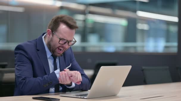 Geschäftsmann mittleren Alters mit Laptop hat Handgelenkschmerzen — Stockvideo