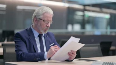 Eski İşadamı Ofiste Belgeleri Okuyor 