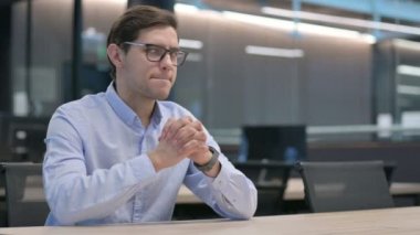 Genç Adam Beklerken Endişeli, Zamanı Kontrol Ederken 